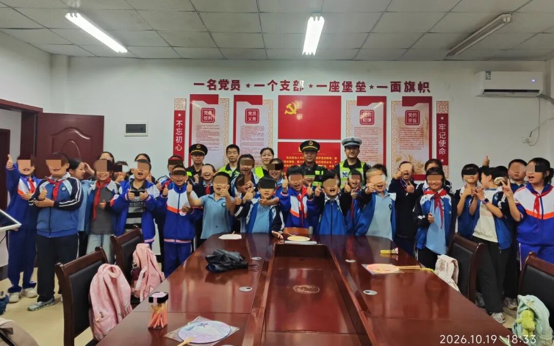 图为合影留念。