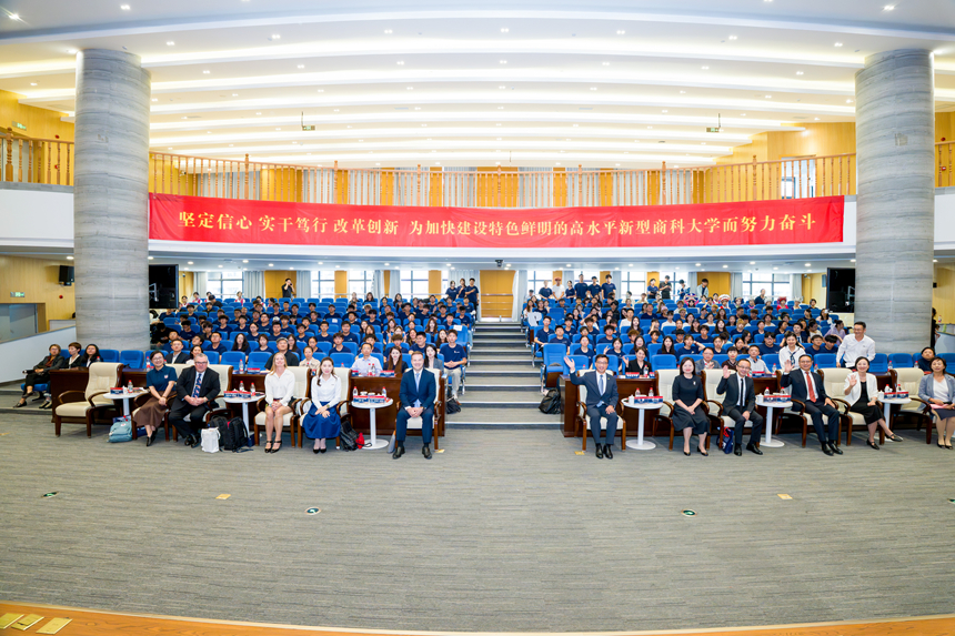 开学典礼现场。