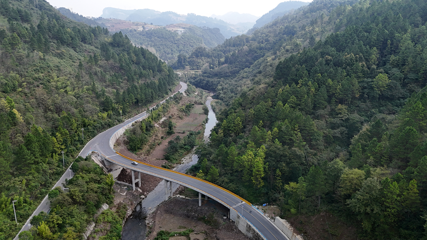 大山公路往沙湾方向分叉口。