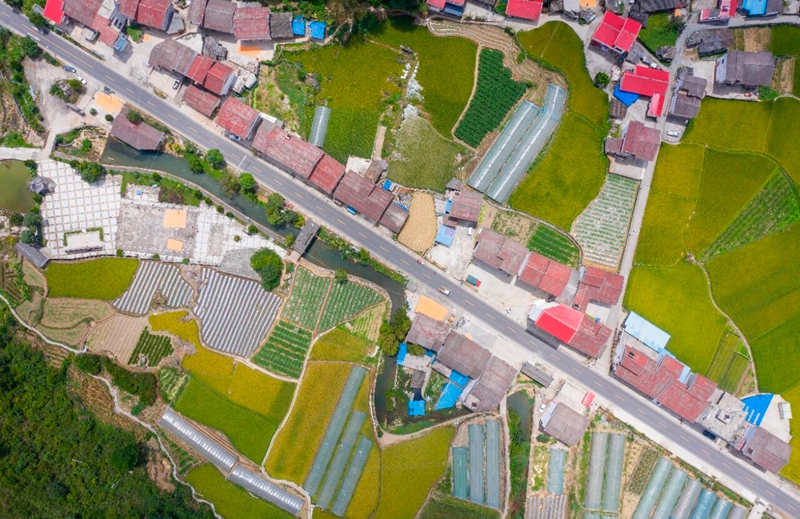 3 图为俯瞰原册三公路G552线平塘段.jpg