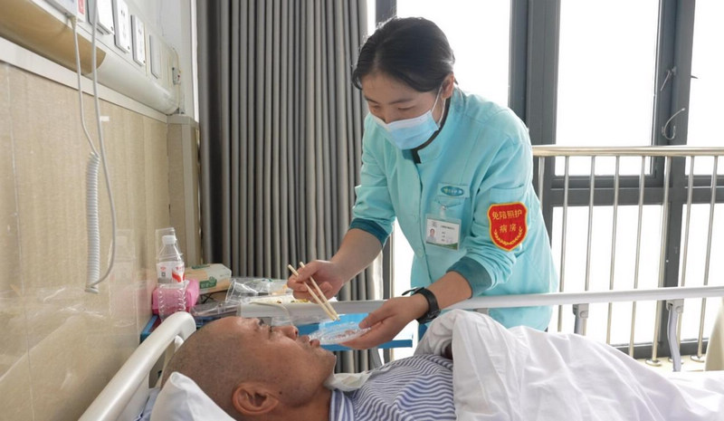 浙江省人民醫院畢節醫院醫療護理員正在照顧患者進食。