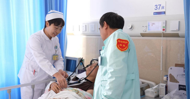 浙江省人民醫院畢節醫院脊柱脊髓外科護士與醫療護理員協作照顧患者。