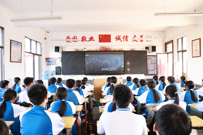 独山第五中学组织学生观看电影《四渡》。