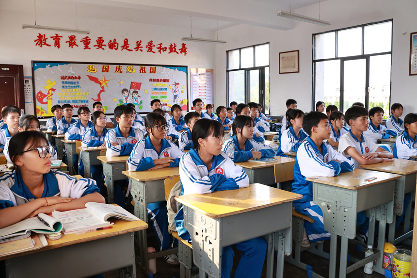 独山第五中学组织学生观看电影《四渡》。