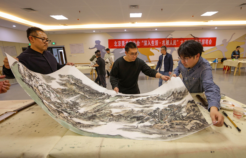 在贵州省铜仁市玉屏侗族自治县文化艺术中心，画家正在创作绘画作品。