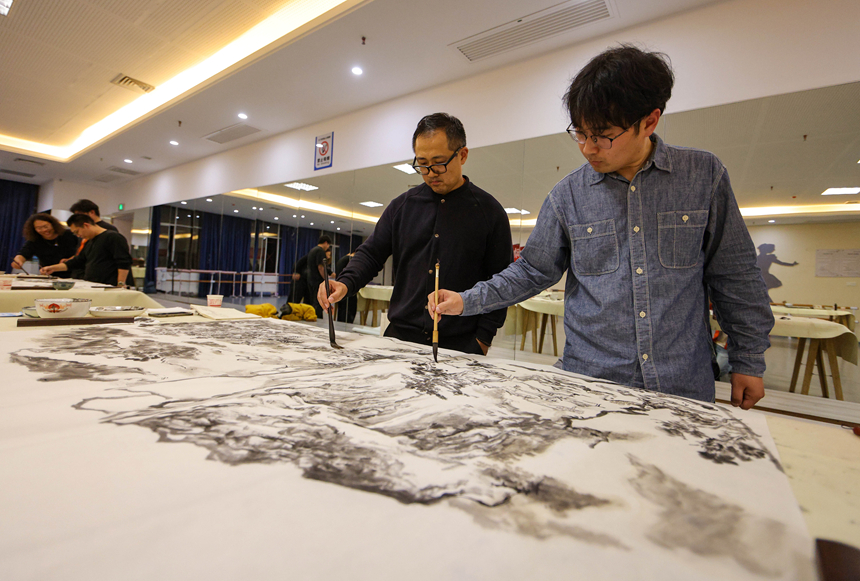 在贵州省铜仁市玉屏侗族自治县文化艺术中心，画家正在创作绘画作品。