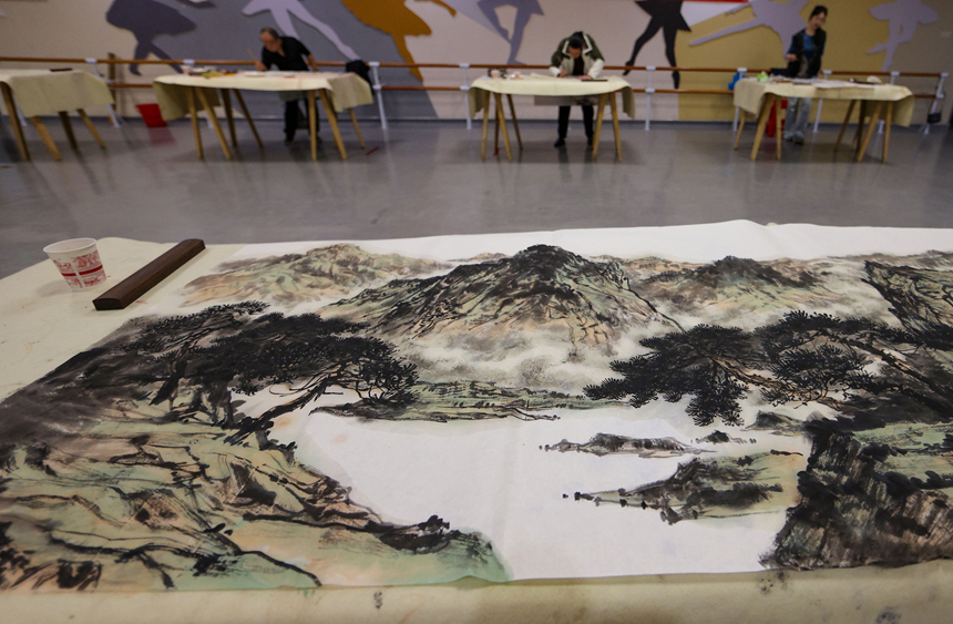 在贵州省铜仁市玉屏侗族自治县文化艺术中心，画家正在创作绘画作品。
