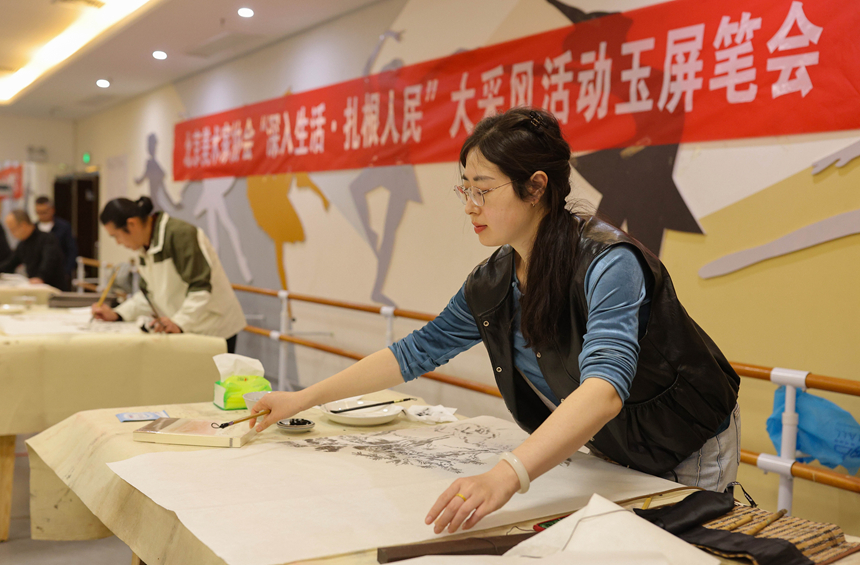 在贵州省铜仁市玉屏侗族自治县文化艺术中心，画家正在创作绘画作品。