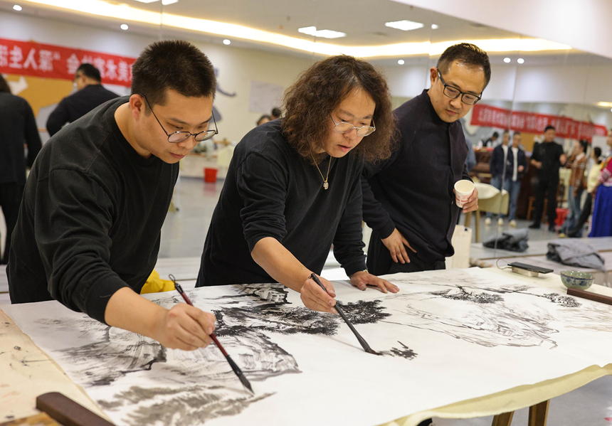 在贵州省铜仁市玉屏侗族自治县文化艺术中心，画家正在创作绘画作品。
