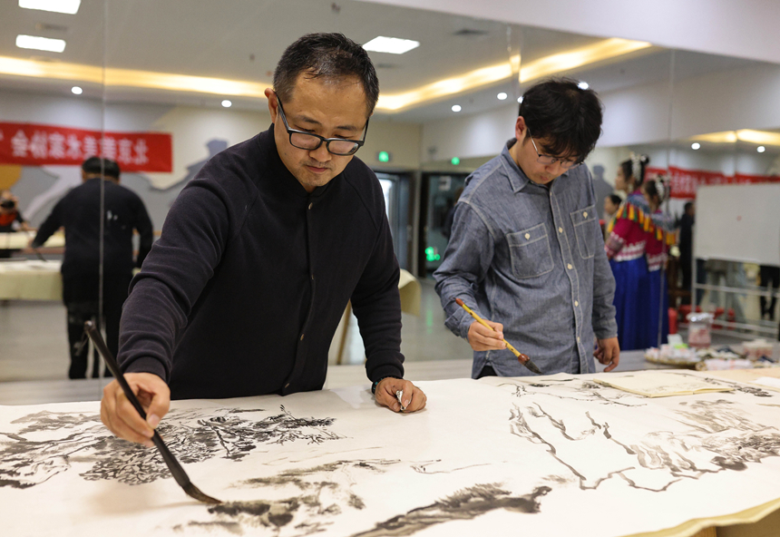 在贵州省铜仁市玉屏侗族自治县文化艺术中心，画家正在创作绘画作品。