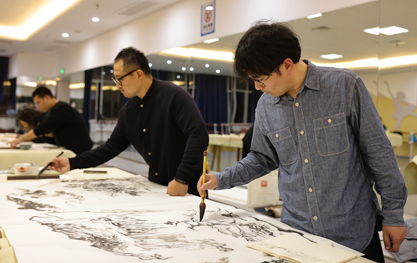 在贵州省铜仁市玉屏侗族自治县文化艺术中心，画家正在创作绘画作品。
