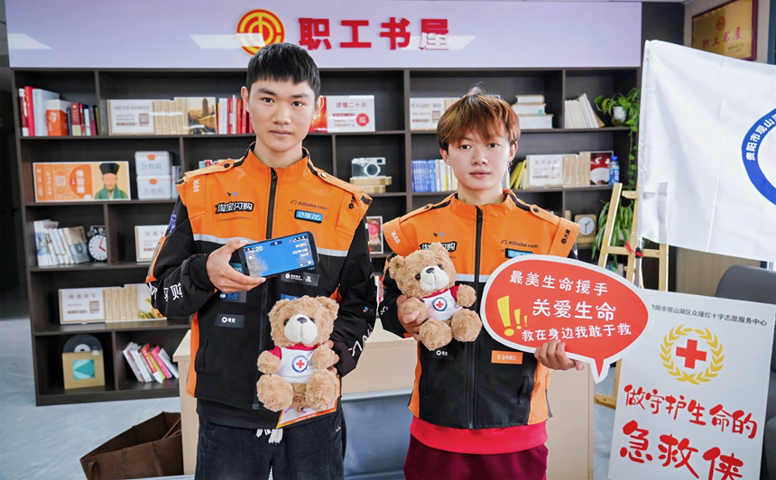 领到纪念小礼品。