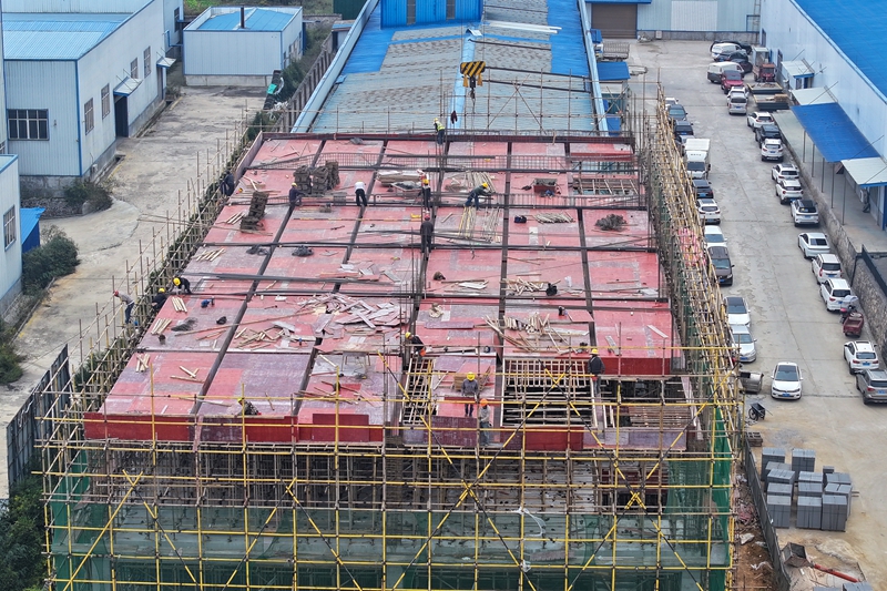 贵尔格饲料厂改扩建施工现场。（赵庆能 摄）.JPG