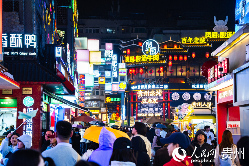 探访团走进贵阳青云市集，体验热闹的贵阳夜生活。人民网 阳茜摄