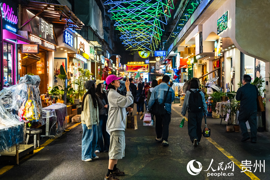 夜幕下的贵阳青云市集灯火璀璨。人民网 阳茜摄