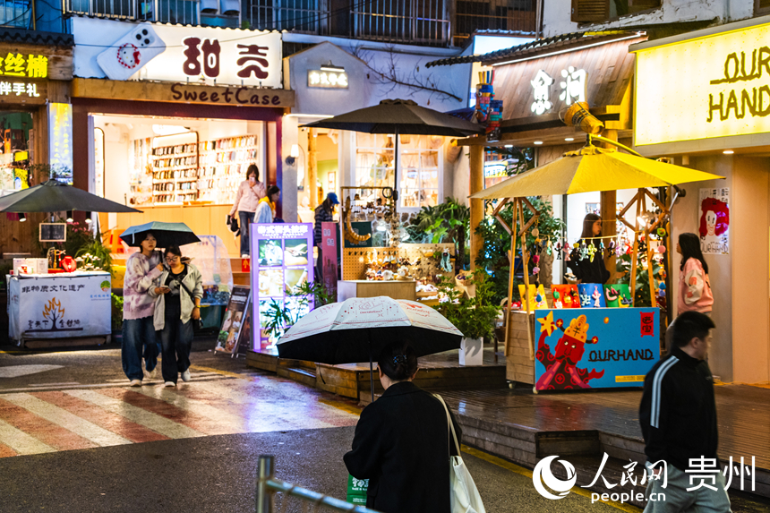 夜幕下的贵阳青云市集灯火璀璨。人民网 阳茜摄