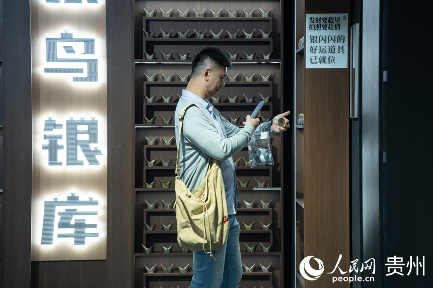 探访团被匠心民族手工艺品吸引。人民网 阳茜摄