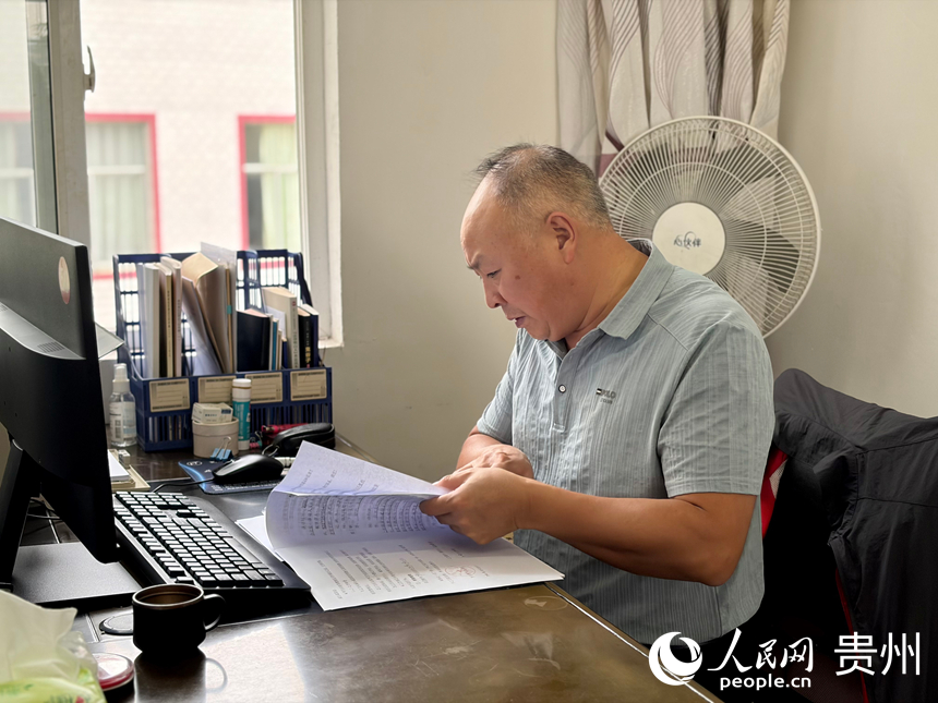 正在工作的石让康。人民网记者 李丽萍摄