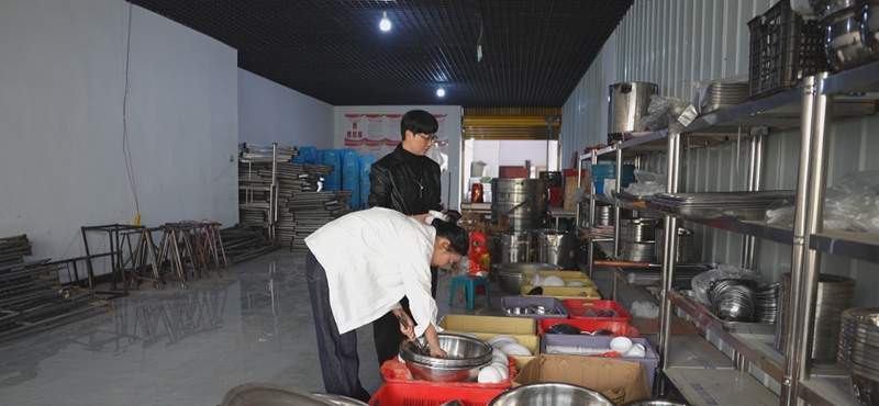 社区内办酒席所用设施的存放仓库.jpg
