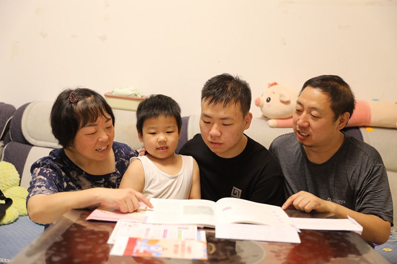 汪贵曦和家人分享喜悦  胡彦   摄.jpg