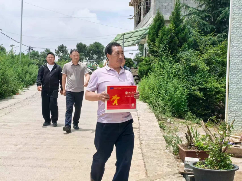 工作人员给赵玉送录取通知书  罗静漪  摄.jpg