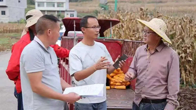 南开乡犀牛村驻村第一书记罗开源在田间地头调研摸底。