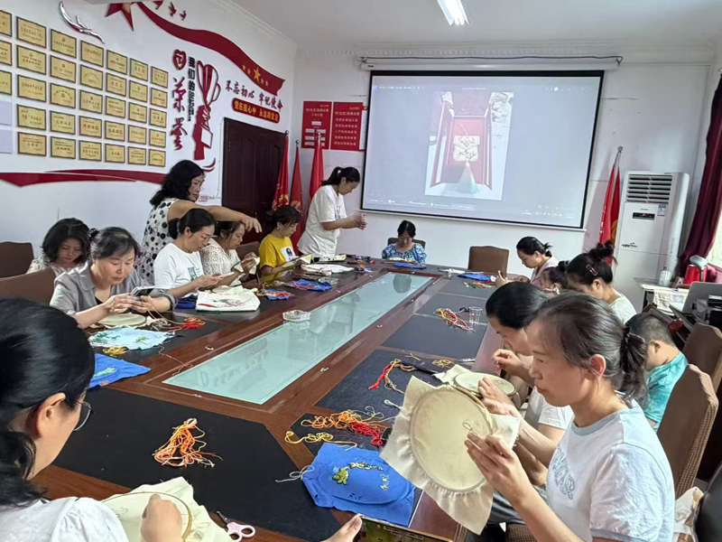 大连路街道航天社区“指尖拾光刺绣班”。
