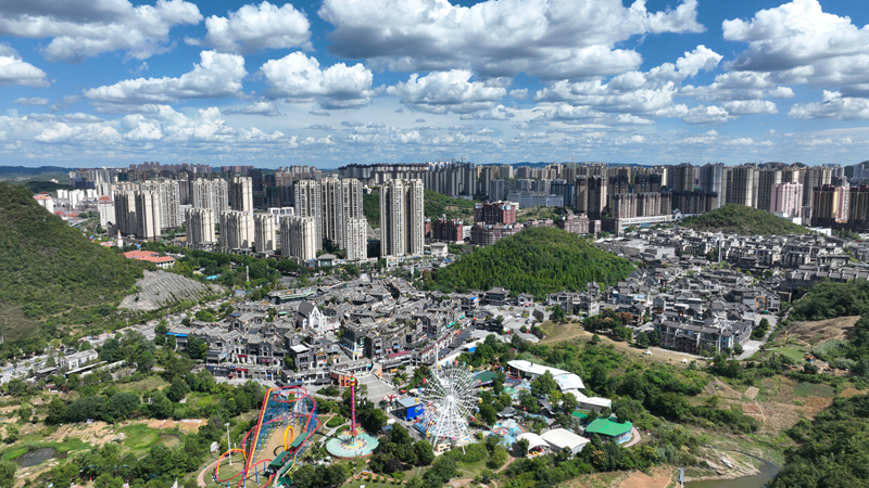 清鎮城區一景。代勝強攝