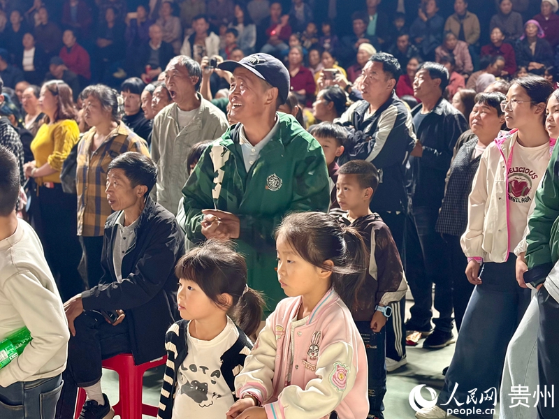 2.当地群众观看文艺节目。人民网记者 李丽萍摄.jpg