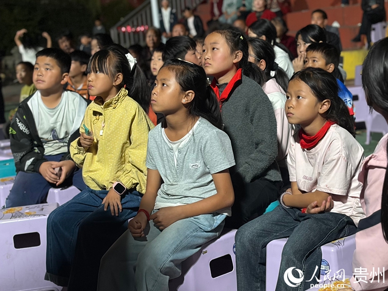 3.孩子们专注地观看电影《四渡》。人民网记者 李丽萍摄.jpg