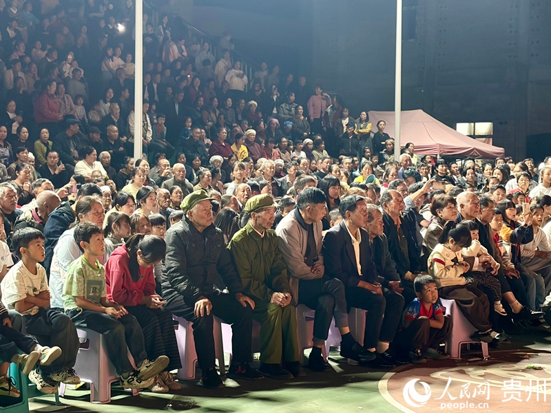 4.当地群众观看演出。人民网记者 李丽萍摄.jpg