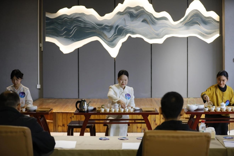 3、茶藝師沖泡展示。.jpg
