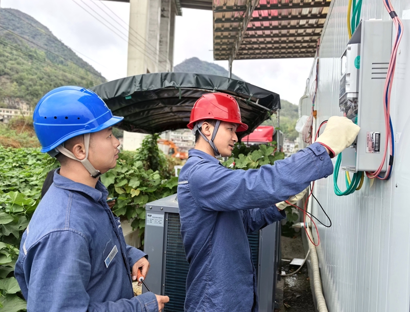 工作人員正在測量檢查冷庫用電質量，為冷鏈物流提供用電保障。王進 攝.jpg