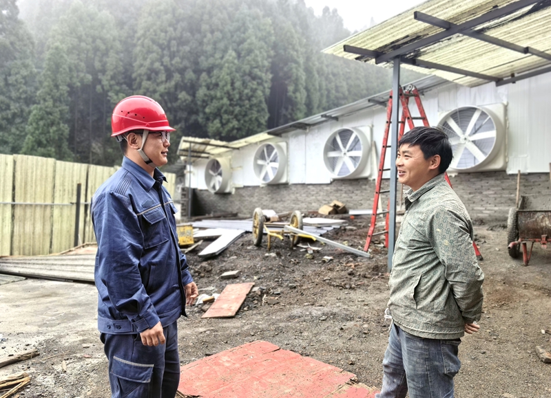 供電人員深入建設中的養殖場了解用電需求。王進  攝.jpg