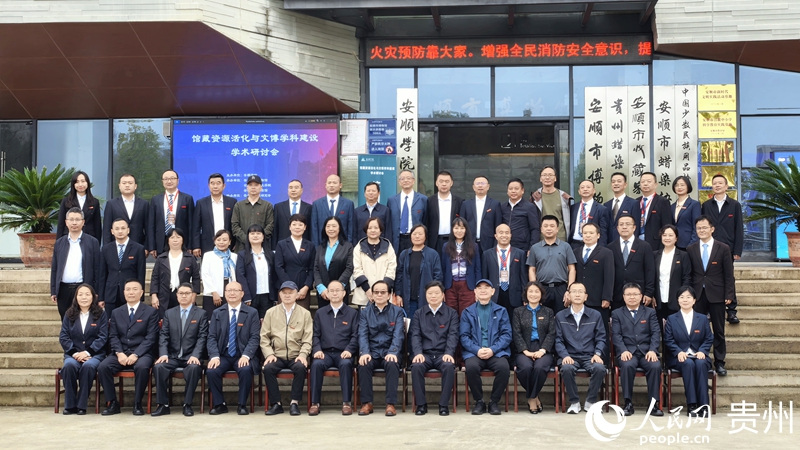 合影。人民网 李永馨摄