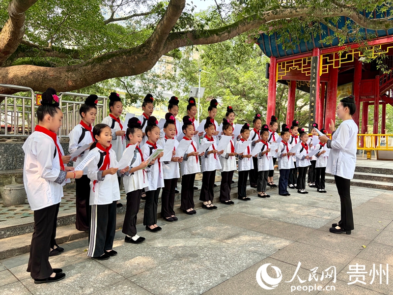 1.车民小学金蝉歌队队员歌唱法治侗歌。人民网记者 李丽萍摄.jpg