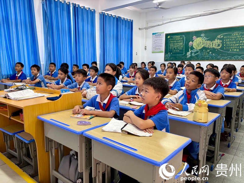 2.车名小学师生在音乐大课上同唱一首普法民歌。人民网记者 李丽萍摄.jpg