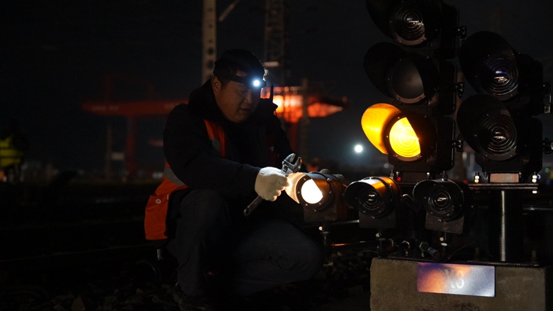 清晨五点，施工人员在轨道现场调试安装设备（蔡城池） (5).JPG