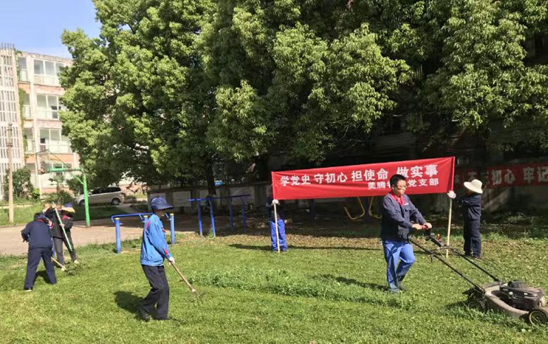 物业公司工作人员正在对辖区绿化开展修剪.jpg
