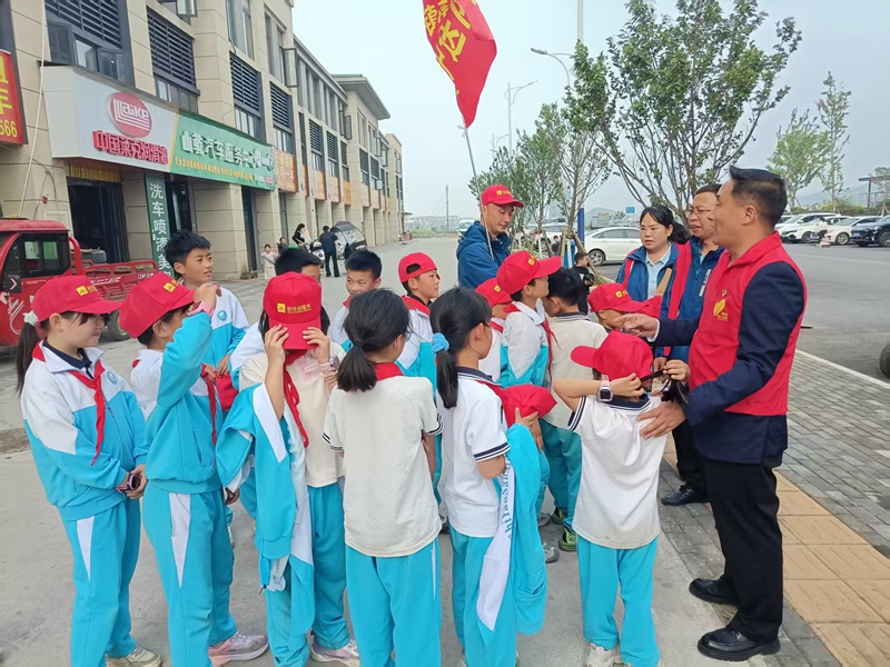 茶马古镇物业志愿服务队整合接送学生队伍.jpg