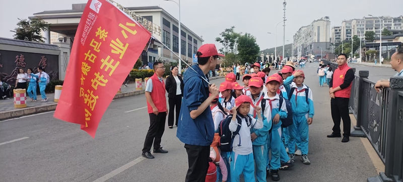 茶马古镇物业志愿服务队接送学生.jpg