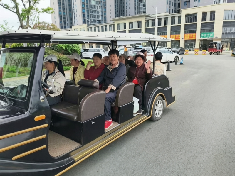 居民乘坐茶马古镇南区便民摆渡车.jpg