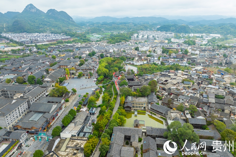 航拍青岩古镇，连片明清建筑错落排布。人民网 阳茜摄