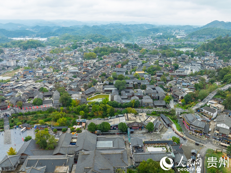 航拍青岩古镇,连片明清建筑错落排布。人民网 阳茜摄