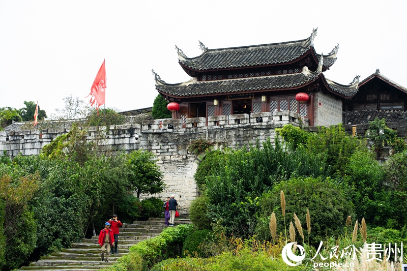 游客拾级而上，登城门，看石墙纵横、古巷蜿蜒。人民网 阳茜摄