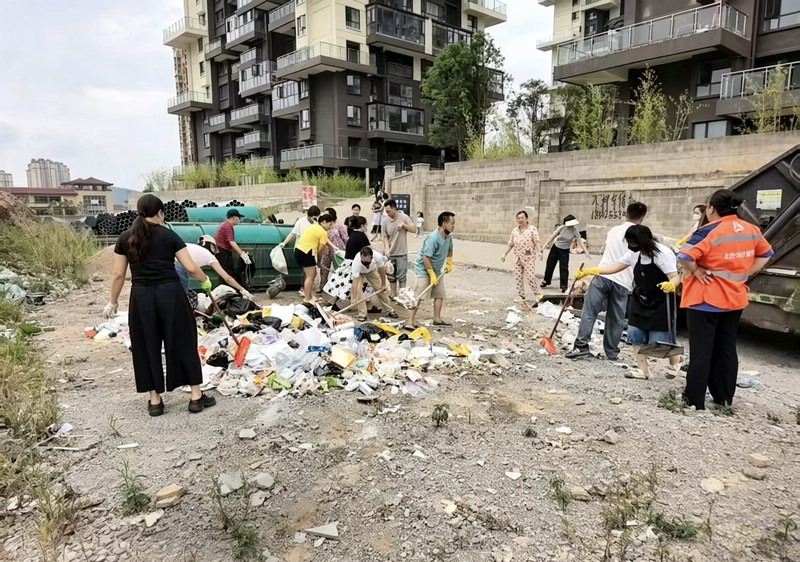 贵州省清镇市青龙山街道打通小区治理堵点。