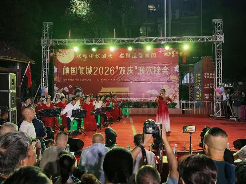 贵州省清镇市倾国倾城小区走出三方共治新路子。