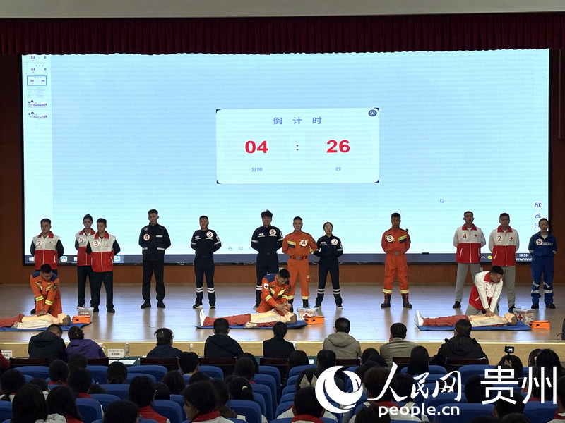 无颈椎损伤成人心肺复苏和AED操作竞赛。苏雨薇摄