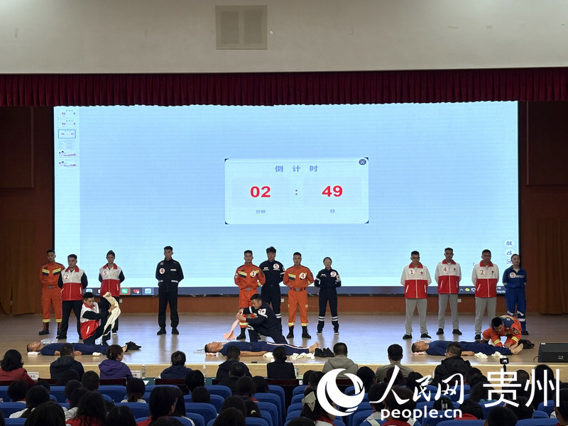 右小腿中段闭合性骨折固定技术竞赛。苏雨薇摄