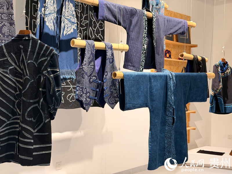 工坊内布依服饰展示。人民网记者 陈洁泉摄 